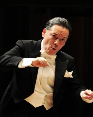 ポーズをとっているスーツ姿の男性

自動的に生成された説明